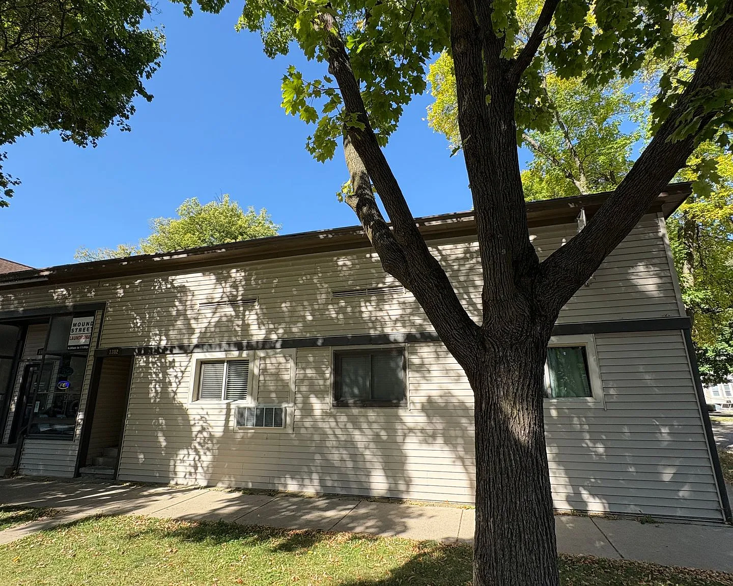 (559) - 1302 Mound Street — Photo 1