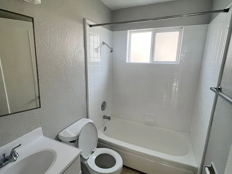 El Camina Apartments — Photo 13