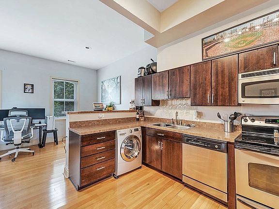 3rd image of 917 Allen Ave #3