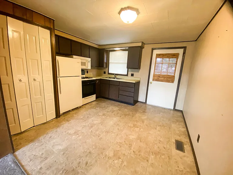 723 E Market St #B — Photo 9