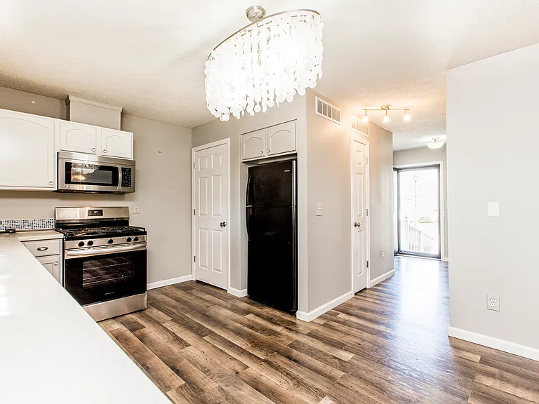 1103 Perry Ln — Photo 9