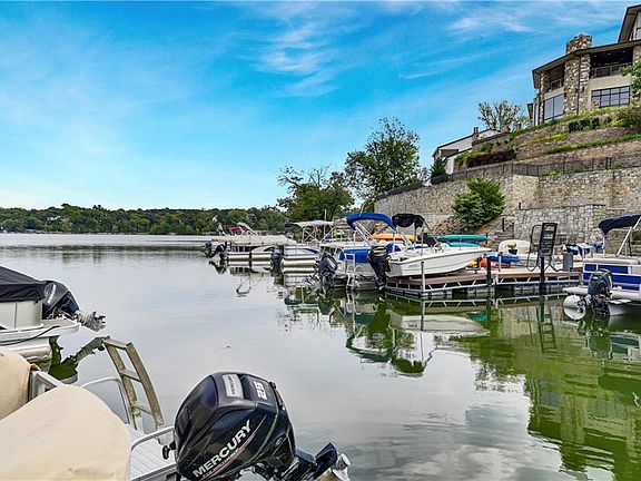 5th image of 140 Lakeshore Dr W