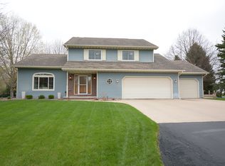 140 Overland Trl, Oshkosh, WI 54904