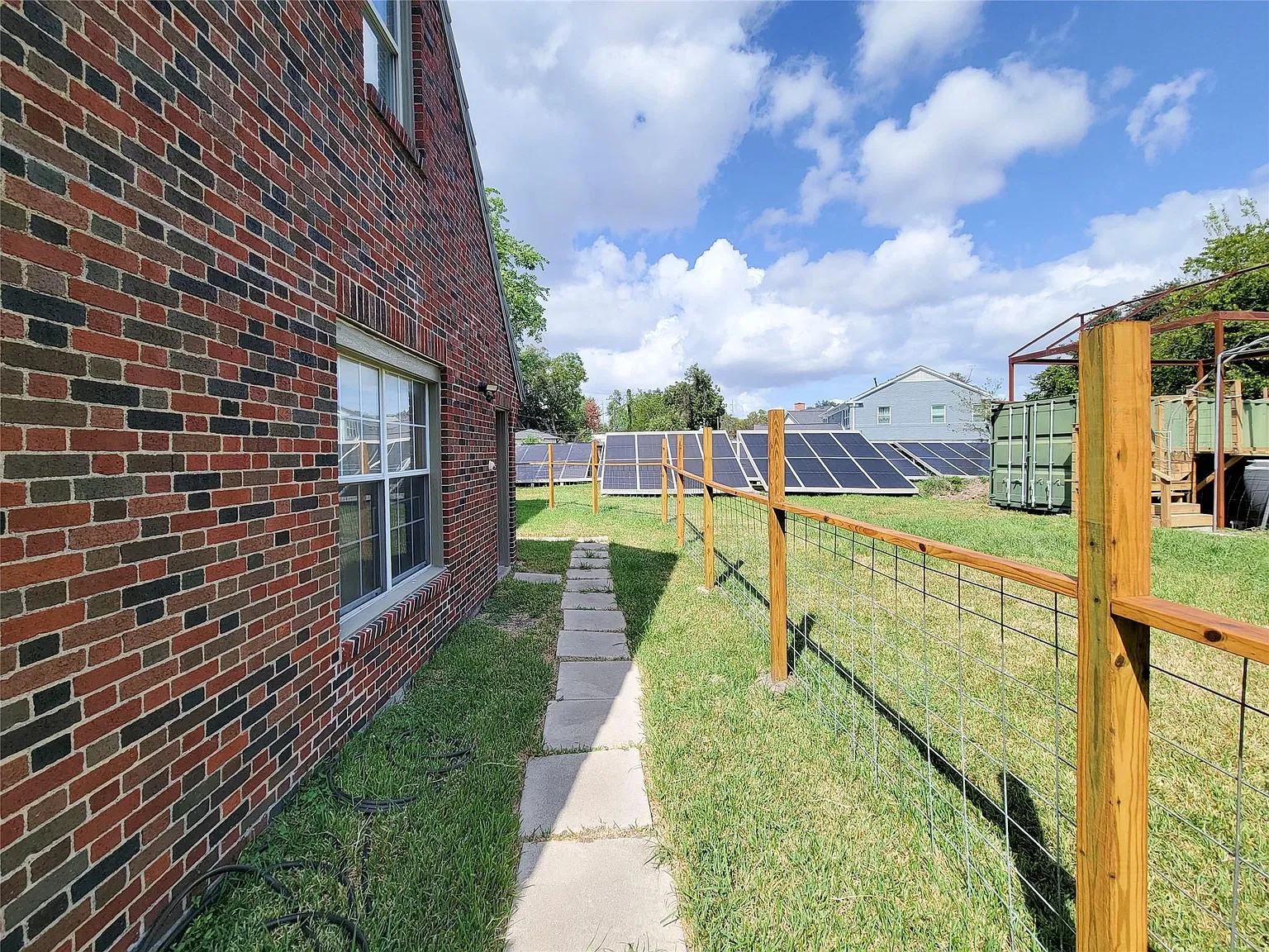 2 bed, 1.0 bath, 1856 sqft, $1,300 — Photo 2