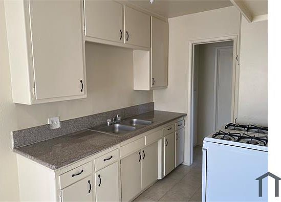 2nd image of 13554 Cantlay St #8