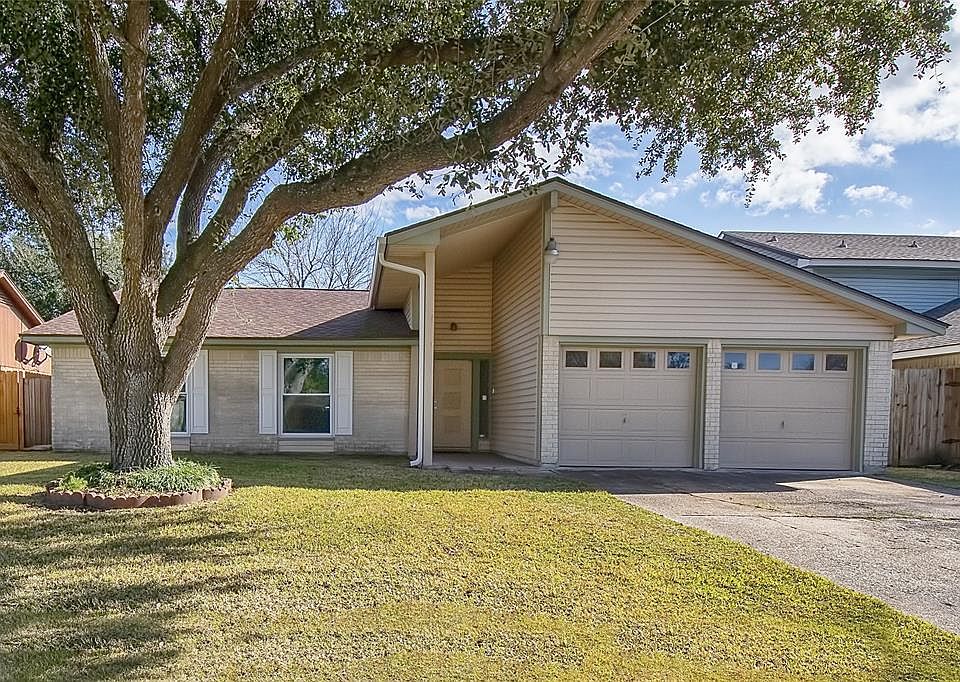 1st image of 4903 Sandalwood Cir
