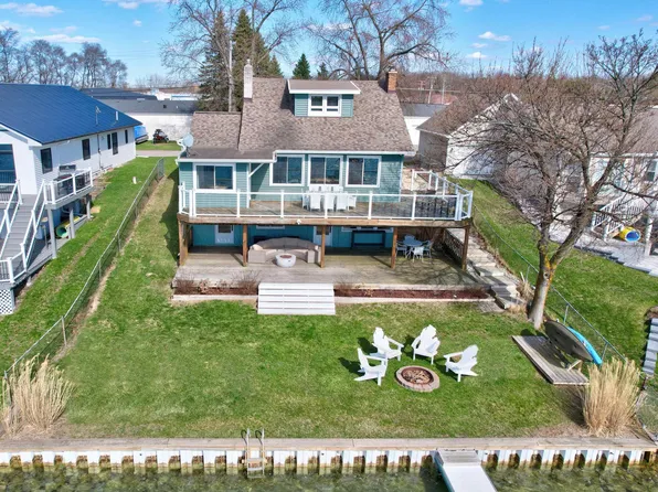 14252 Dartmouth Dr, Fenton, MI 48430