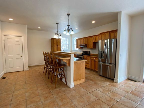 Spacious kitchen and bar eating area