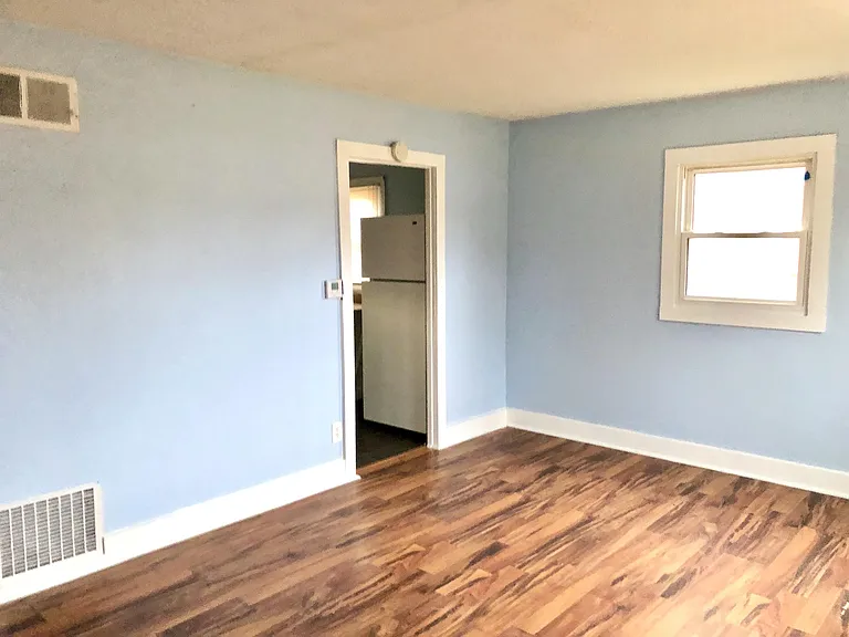 924 N Sunset Ave — Photo 3