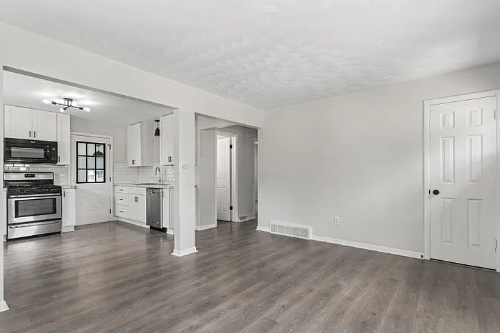 3276 Lombard St SW — Photo 8
