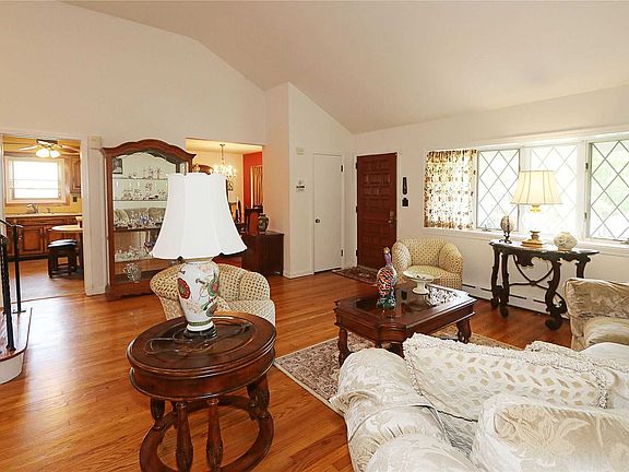 5th image of 42 Peconic Dr