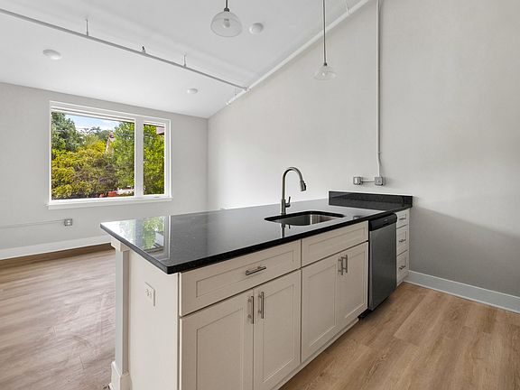 4th image of 310 W 31st St #111