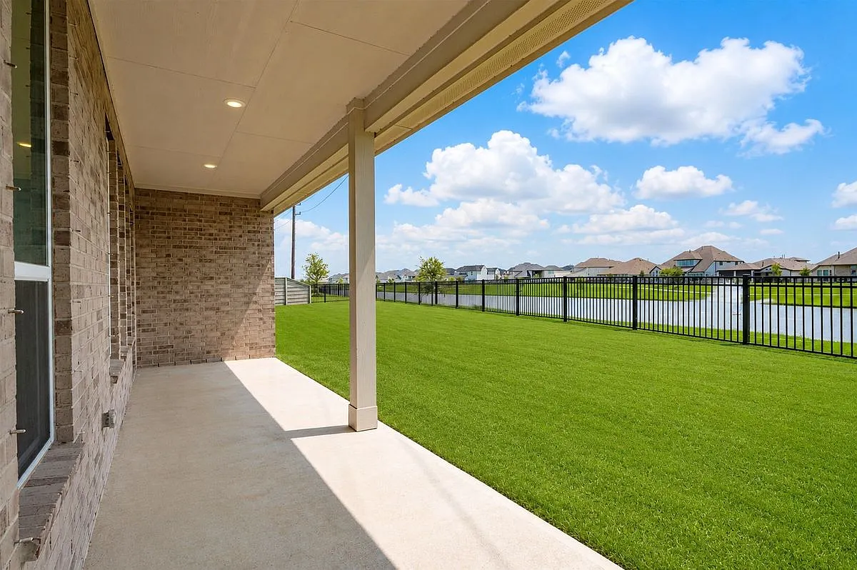 4 bed, 3.5 bath, 2520 sqft, $3,400 — Photo 2