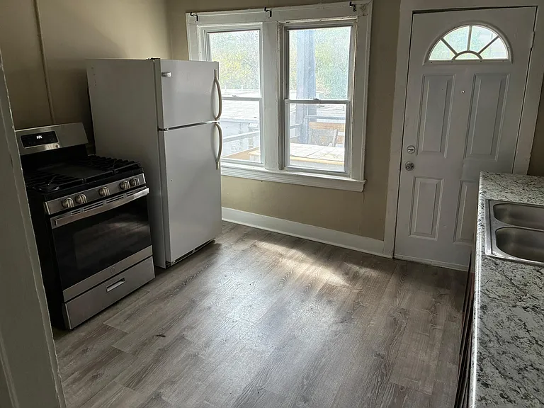 11202 Buckeye Rd #5 — Photo 3