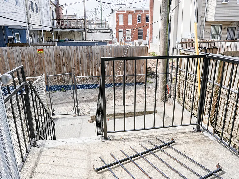 N Kenwood Ave — Photo 24