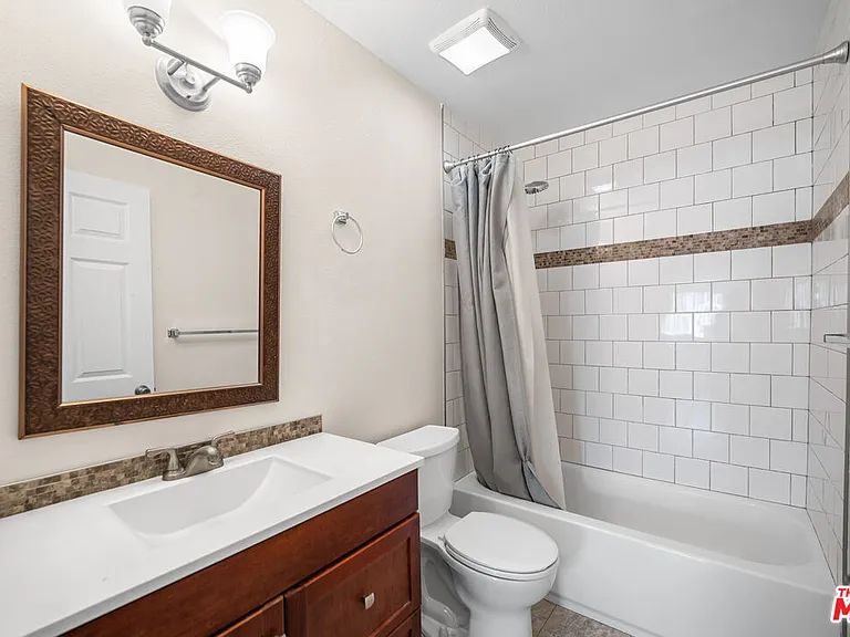 432 N Harvard Blvd — Photo 1