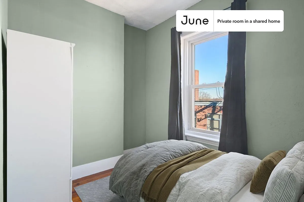 Twin bedroom in 4 bed/1.5 bath home in Allston #835 B — Photo 1