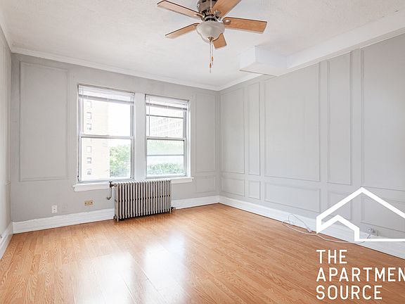 3rd image of 423 W Wellington Ave #3