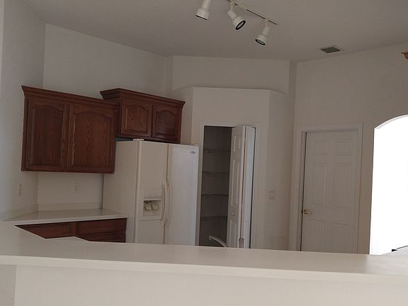 3rd image of 404 SW Columbus Dr