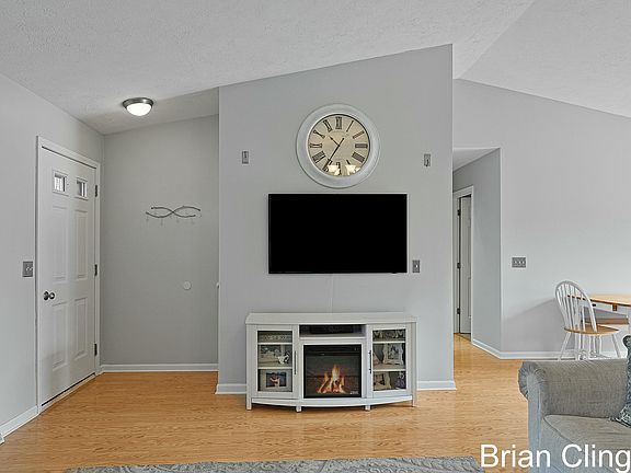 5th image of 420 Carpenter Ave NW