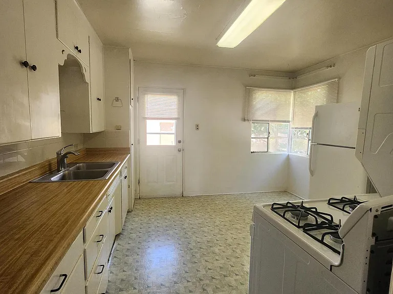 4019 Roma Ave NE — Photo 3
