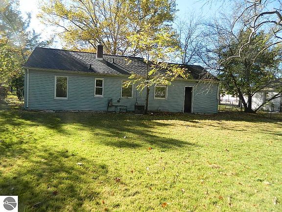 3rd image of 825 Crosslanes St