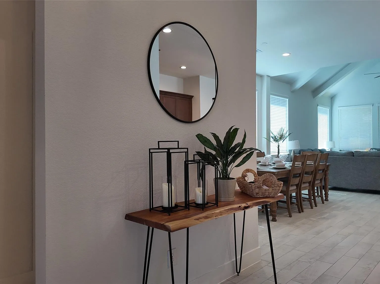 4 bed, 3.0 bath, 2051 sqft, $2,400 — Photo 4