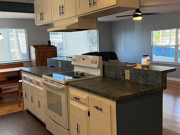 5th image of 124 Cedar St