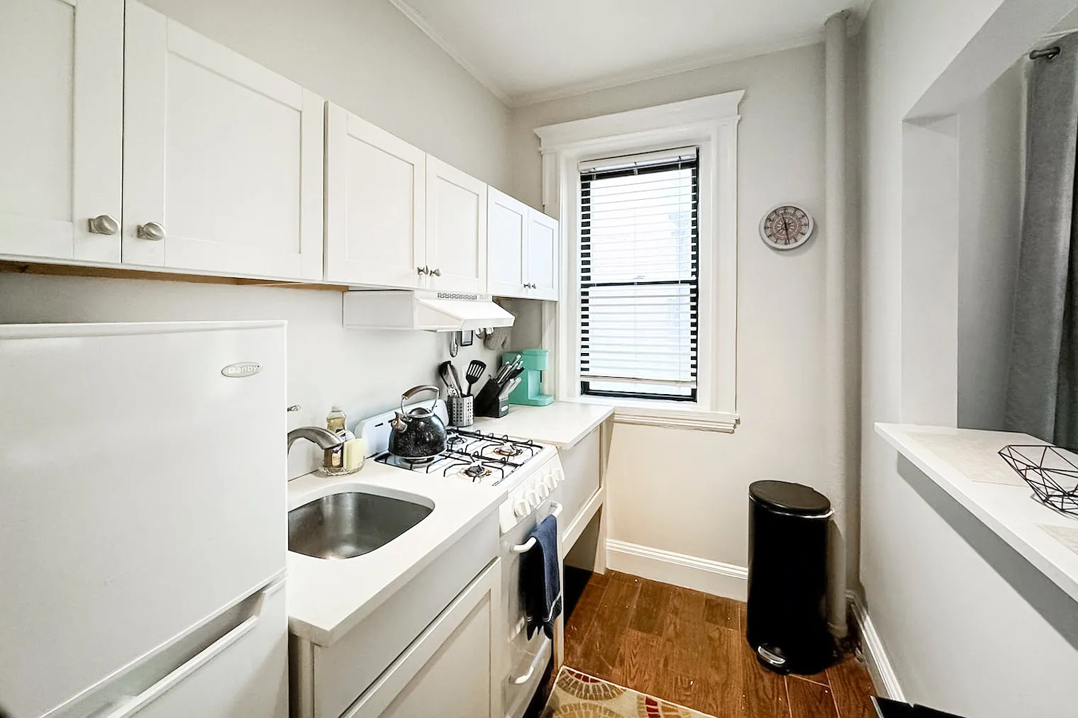 1 bed, 1.0 bath, 398 sqft, $5,527 — Photo 4