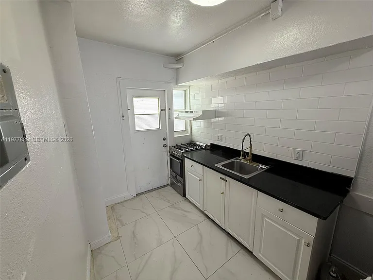 300 74th St #6 — Photo 3