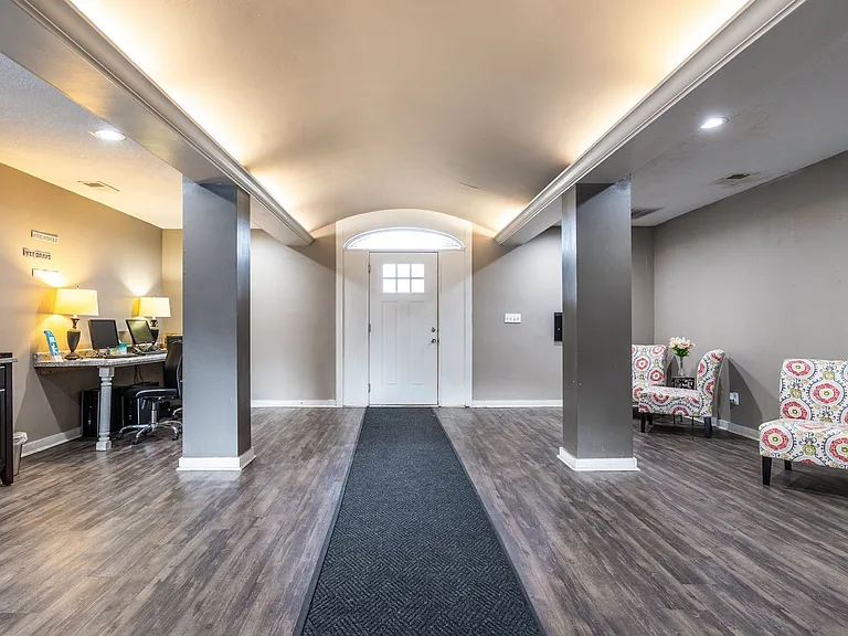 Emerald Hills Apartments — Photo 4