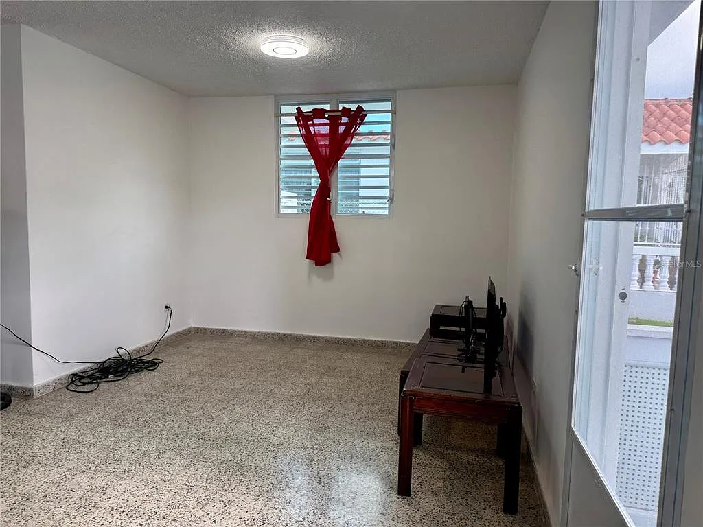 4 bed, 2.0 bath, 1200 sqft, $1,400 — Photo 3
