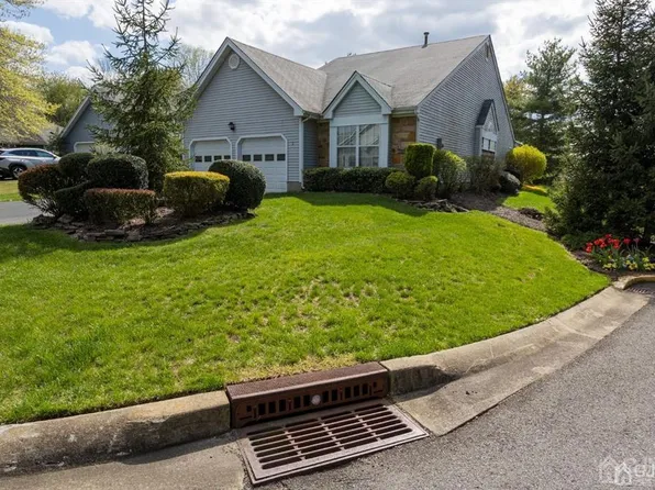 2 Ashbourne Dr, Monroe Township, NJ 08831