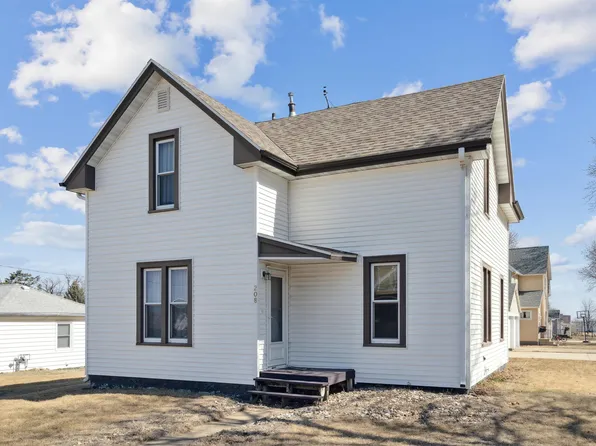208 Center St, Reinbeck, IA 50669