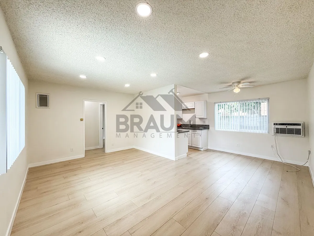 Building Photo - 6336 TUJUNGA AVENUE