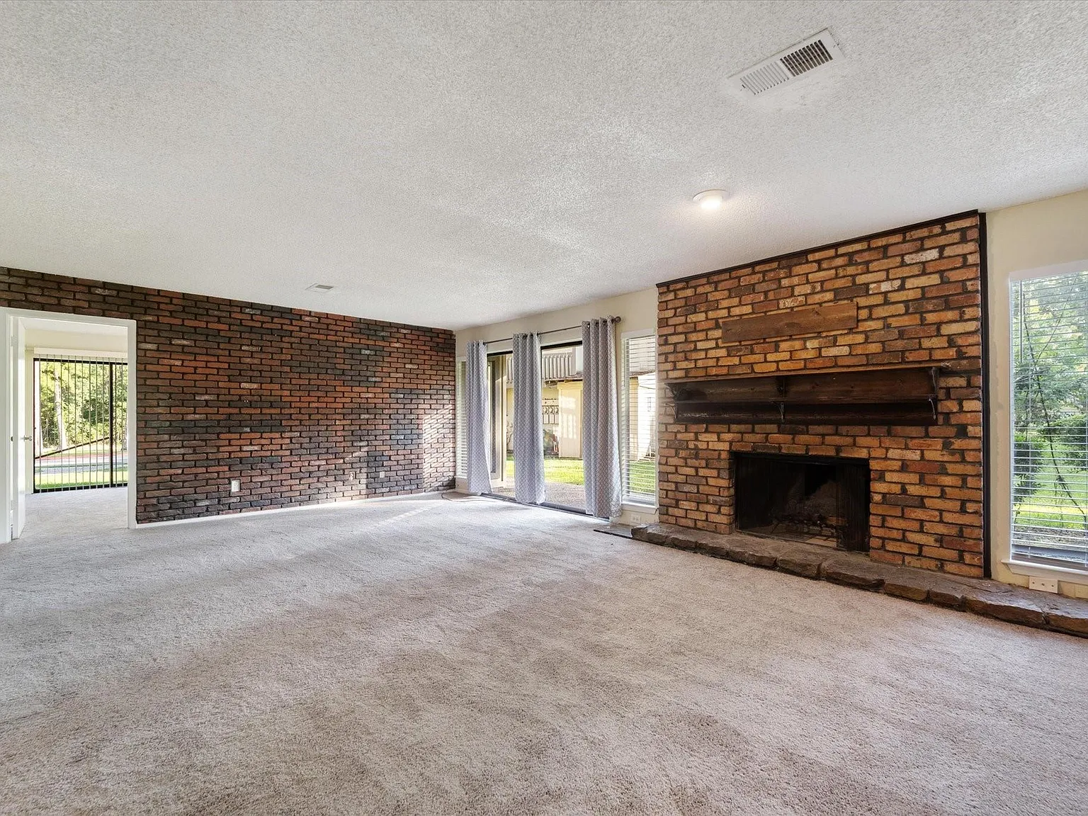 3 bed, 2.0 bath, 1488 sqft, $1,550 — Photo 2