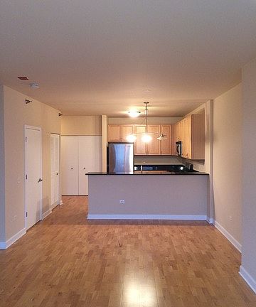 4th image of 1600 S Prairie Ave #809