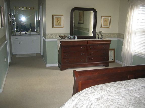 Large master BR w/ walk-in closet and vaulted ceiling