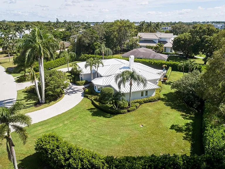 420 Palm Cir E — Photo 37