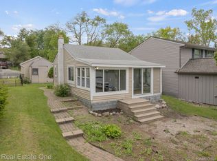 8870 Rushside Dr, Pinckney, MI