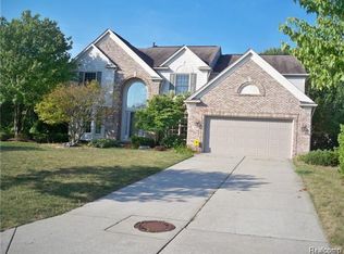 1900 Bloomfield Oaks Dr, West Bloomfield, MI 48324