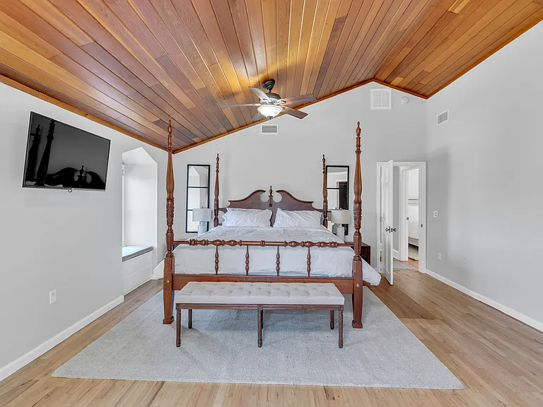 345 Colonial Rd — Photo 21