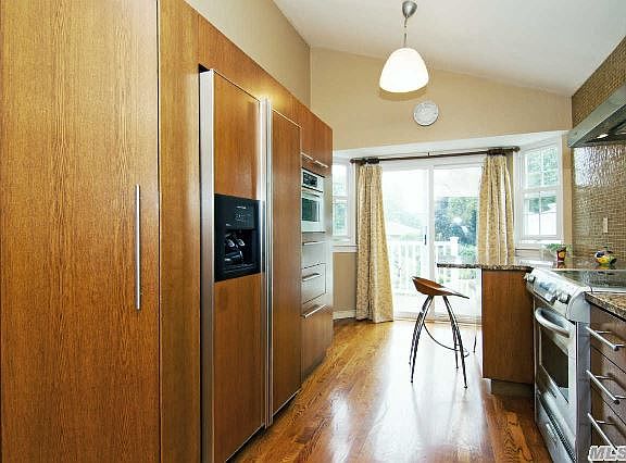 3rd image of 4 Roseland Ln