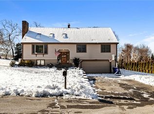90 Pheasant Dr, Portsmouth, RI 02871
