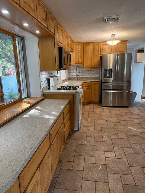 2 bed, 1200 sqft, $2,000 — Photo 2
