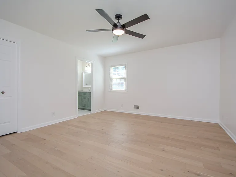 11802 Robindale Rd — Photo 31