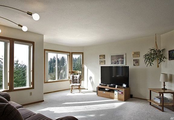 LIVING ROOM, LOVE THE NATURAL DAYLIGHT!