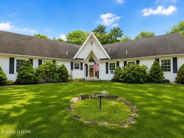 106 Lonely Wolf Ct, Long Pond, PA 18334