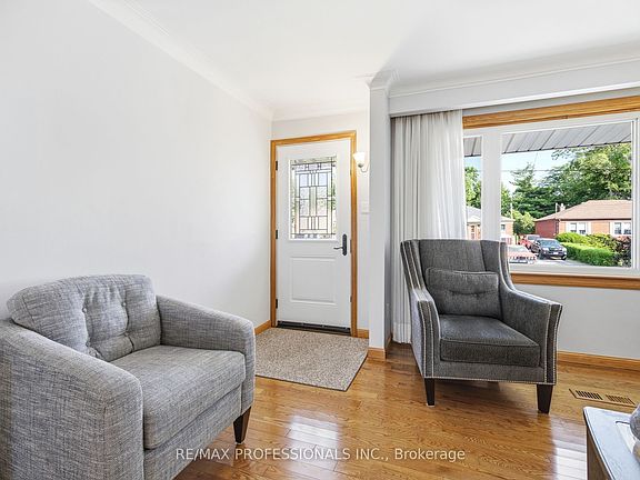 4th image of 580 Exbury Cres