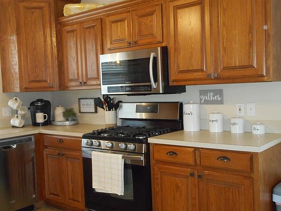 3rd image of 20 Windsor Cir